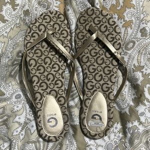 guess flip flops size 10